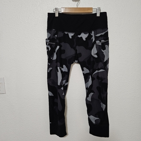 Athleta camo printed cropped leggings size medium - Picture 5 of 14